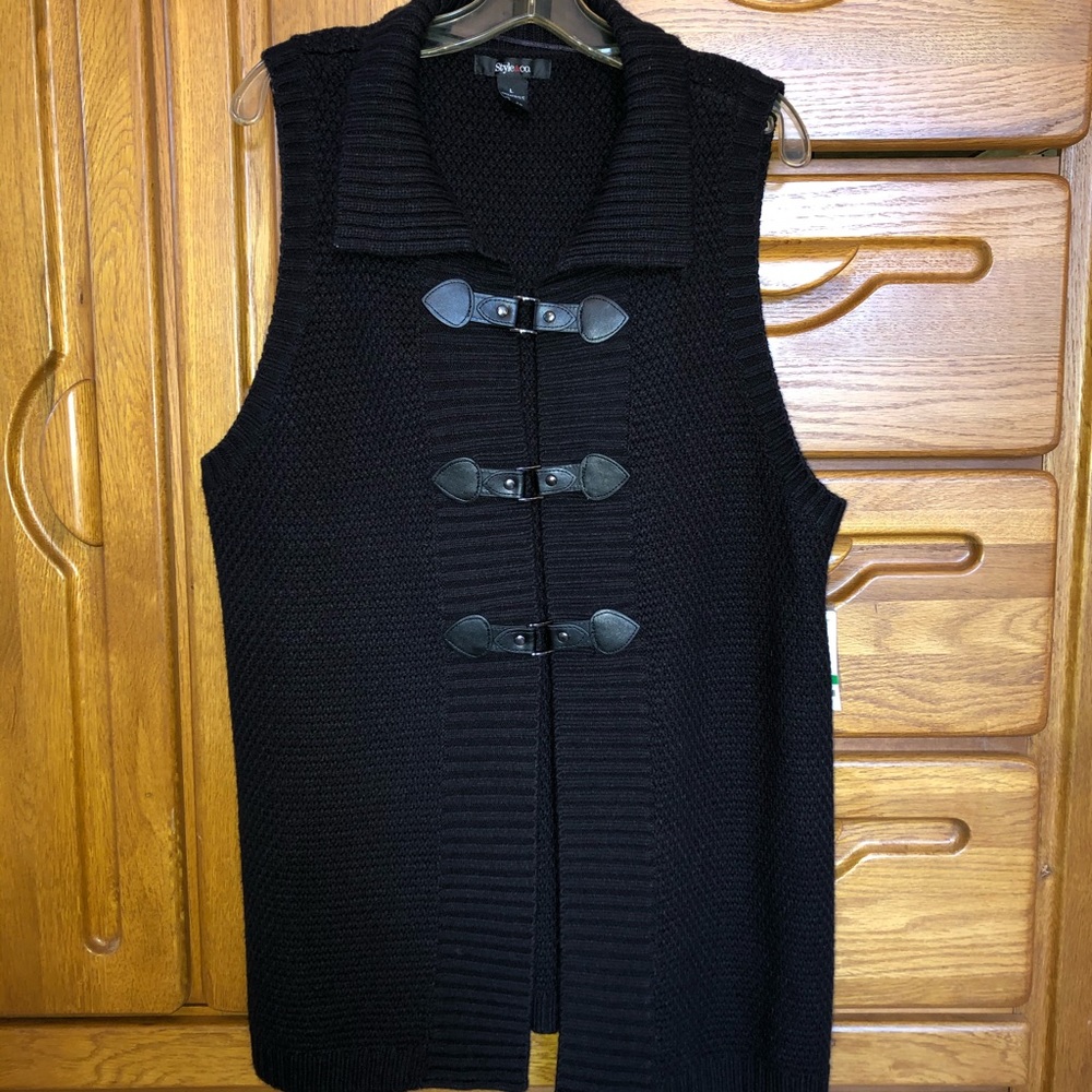 Black sweater vest! Super cute for fall/winter!❤️